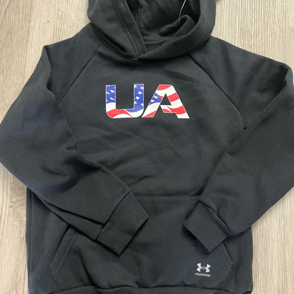 209–NWT Under Armour kids Black Hoodie with USA Logo